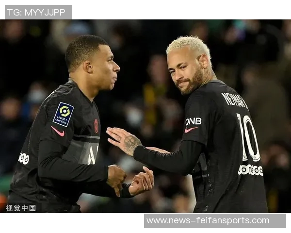 维尼修斯与女友秀恩爱，内马尔评论：小男孩超爱她